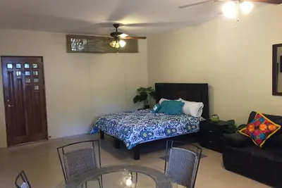 Image de Nouveau condo confortable Studio «Sol» près de la plage et du centre-ville