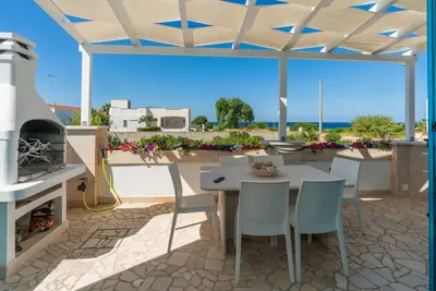 Image de La Maison Blue Maria Dimanche Malagnino 70 mètres de la mer 2 chambres 2 salles de bain wi-fi