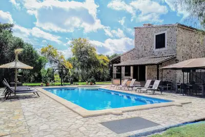 villa majorquine incroyable avec un petit verger en ville gastronomique.