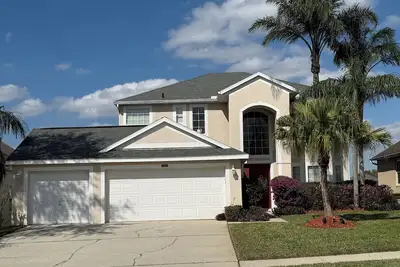 Image de Villa avec piscine privée et jacuzzi, idéalement située pour des vacances en Floride