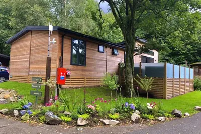 Image de Lodge moderne dans un cadre relaxant avec des installations de loisirs et une connexion Wi-Fi gratuite