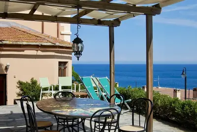 Image de Noli: appartement, dans une villa avec jardin, vue sur le golfe