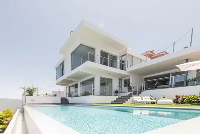 Image de Nouvelle Villa De Luxe Avec Piscine CLIMATISÉE Au-Dessus De La Falaise, Coucher De Soleil Incroyable