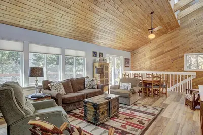 Image de Mountain Breckenridge Maison de vacances. Grand aménagement, espace, bain à remous privé, grande terrasse et spectaculaire sortie au ski avec sentier propice à la randonnée depuis Burrow Trail