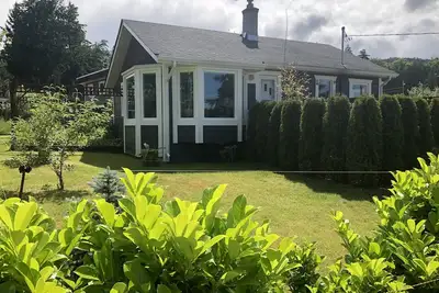 Image de Cottage Sunny Saltair Seaview avec bain à remous privé