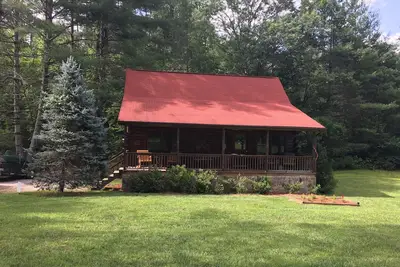 Image de Creekside Log Cabin, des vacances en famille idéales! Bain à remous, foyer, tubing, pêche