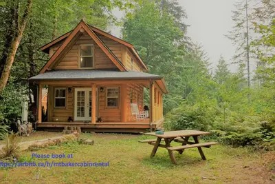 Image de Cabine du mont Baker dans les bois