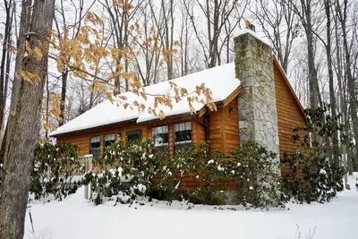 Three Bedroom Cabin Sur Boisé Terrain Près du lac. Secluded, Famille Et Animaux acceptés.
