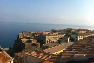 Image de Pizzo Calabro: Casa Beatrice: dans les rues d'un ancien village de pêcheurs, une terrasse en front de mer à partir de laquelle de profiter de magnifiques couchers de soleil. Maison typique vintage, rénové, bien équipé