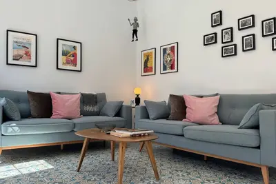 Image de Appartement traditionnel spacieux et lumineux avec 3 balcons, dans immeuble protégé