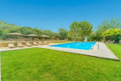 Image de Maison avec grande piscine, montagne, plage et neige à 1. 30 heures. Jacuzzi, Wifi