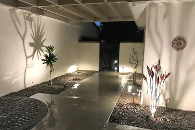 Image de Magnifique condo 2Br \/ 2Ba à distance de marche du shopping et de la restauration au bord de la rivière!