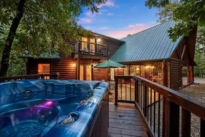 Image de Retraite 5 étoiles grande et isolée. Vues sur la forêt nationale! Au centre de tout!