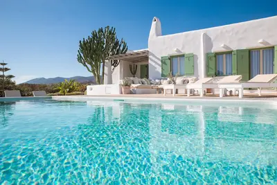 Image de Superbe villa avec piscine. . Peut accueillir confortablement 10 personnes. Parfait pour 2 familles