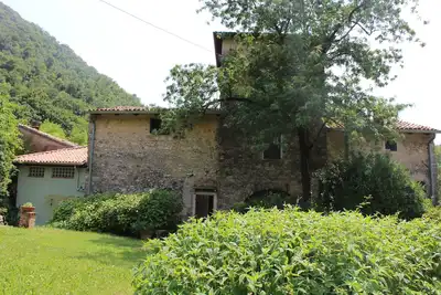 Image de Maison sur trois étages dans une cour médiévale à Vérone