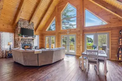 Brand New Log Home Lake Front! Vues, ​​canotage, pêche lac privé! Table de billard