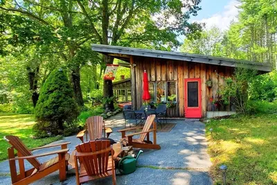 Image de ** Wind-A-Brook Lodge ** Rustique, pays contemporain et bien nommé!