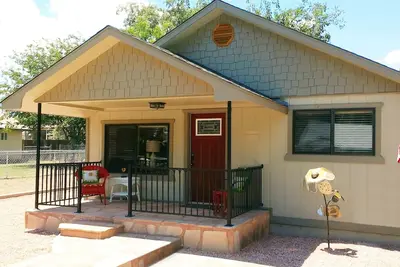 Image de A Charming Vintage Cottage - distance de marche de la vieille ville Cottonwood