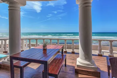 Image de Maison 5 étoiles Beachfront. Moderne, Silencieux, Impeccable. Toutes les plages de sable fin, pas de roches!