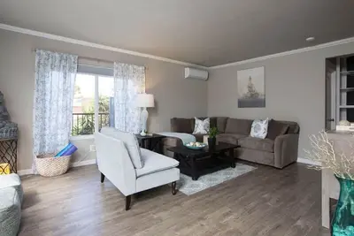 Image de Prix ​​de lancement, neuf et entièrement rénové, unité 2107, 1 pâté de maisons de la plage