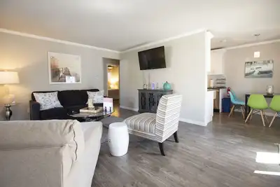 Image de C'est ici! 2ème unité de fond neuve et entièrement rénovée 2105. Hautement meublé!