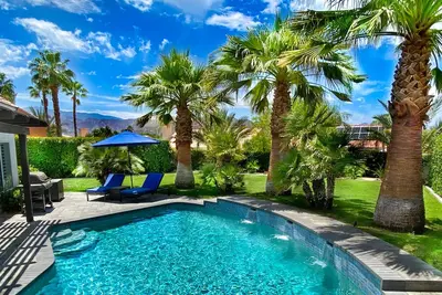 Image de Large, Private Garden & Salt Water, Pool / Spa chauffés • Smart Home • Visite virtuelle en 3d!