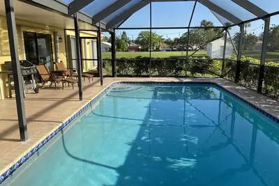 Image de Confortable villa de 3 chambres au bord de l'eau avec une belle piscine chauffée