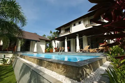 Image de Villa luxueuse avec piscine privative et vue sur le terrain de golf Santiburi