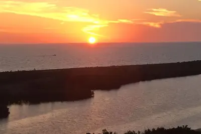 Image de Premium Marco Island, 15e étage, unité de fin de condo. Belle plage et coucher de soleil.