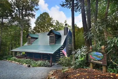 Image de * Cabane en rondins de luxe *: 3 rois / 1 reine / 4 complets (lits superposés) + cheminée + foyer + jacuzzi + 4 téléviseurs