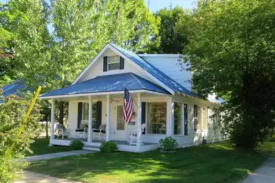 Image de The Lake Street Cottage ~ Walk to Town ~ Vélos inclus!