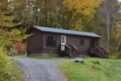 Image de Cabine À BÛCHER À Distance Avec ÉTANG Et Bateau De Ruisseau Poissons Nagez Sur Une PROPRIÉTÉ Animale Pour Les Animaux