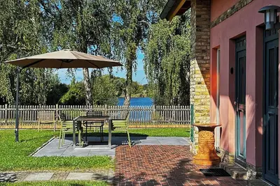 Image de Maison spacieuse avec vue sur le lac, jardin et bateau à rames sur le Beetzsee