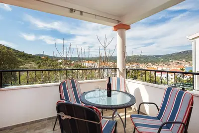 Image de A1 moderne Apt avec grand jardin et terrasse avec vue sur la mer, Ă 80m de la plage