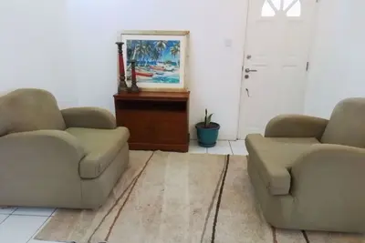 Image de Un appartement d'une chambre entièrement meublé.