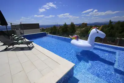 Image de Villa de luxe Domus avec piscine à débordement chauffée, vue mer et ville Split