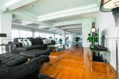Image de One-of-a-kind penthouse de luxe