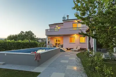Image de \"Sweet Home Marija\" avec piscine et jardin.