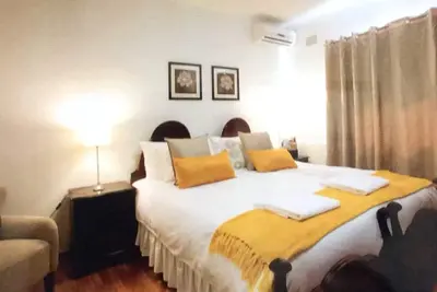 Image de Cette maison d'hôtes moderne accueillant chaleureux se trouve dans la Paarl Wineland de