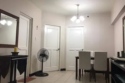 Image de Condo 2br entièrement meublé - très près de Makati