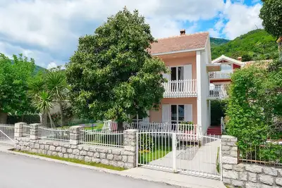 Image de Charmante villa en bord de mer Magnolia, 4 * Ă Bijela, baie de Kotor / 6 personnes