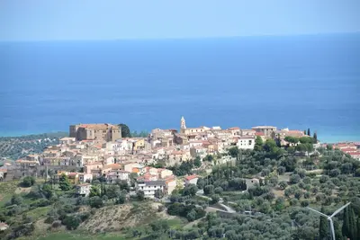 Image de Une vue imprenable de cette maison magnifiquement située au coeur de Calopezzati. <br>