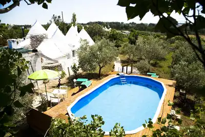 Image de Trulli authentique avec piscine dans la vallée d'Itria, dans les Pouilles