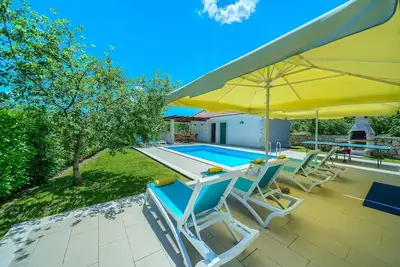 Image de Villa Župa dans l'arrière-pays dalmate avec piscine privée près de Biokovo