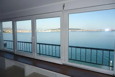 Image de La maison de famille est d'abord par la mer a sa propre porte Ă la plage!