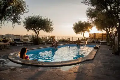 Image de Vue mer 4 lits avec piscine chaude, bain Ă remous, bain turc et parking