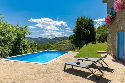 Image de Paisible Villa situé sur le sommet de la colline avec vue sur la breathetaking