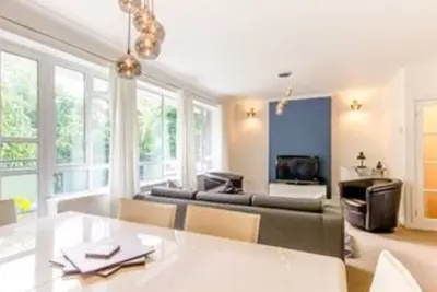 Image de Superbe appartement de deux chambres avec vue sur le parc / ruisseau Dollis.