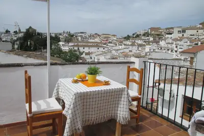 Maison de ville avec piscine commune et terrasse privée sur le toit plus Wifi