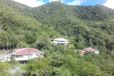 Image de appartement spacieux de 3 chambres avec vue sur la mer et les montagnes, Mero, Dominique